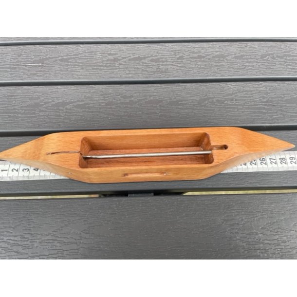 Skytte med bund, 29 cm. lang. Stort spolekammer. Fremstillet af drivtmmer